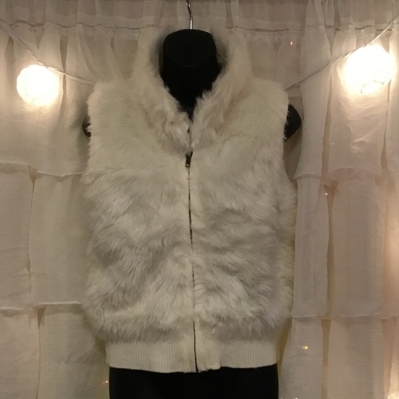 Arizona Jean Company White Faux Fur Sweater Vest - Picture 1 of 3